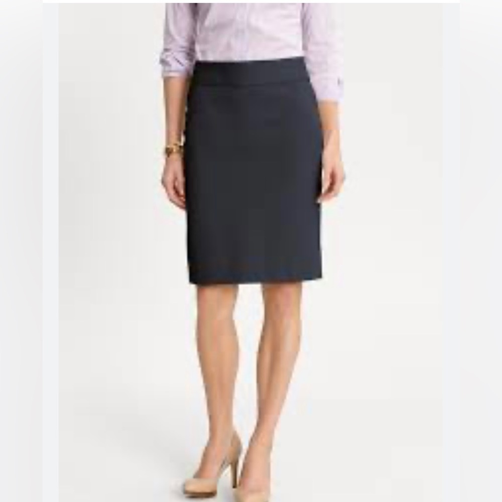 Banana republic women’s size6 wool skirt zip up back decorative buttons on front